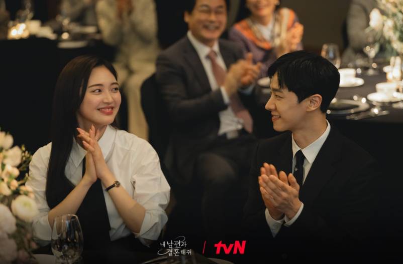 Choi Gyu Ri dan Lee Gi Kwang di drama Marry My Husband (Dok. tvN/Marry My Husband)