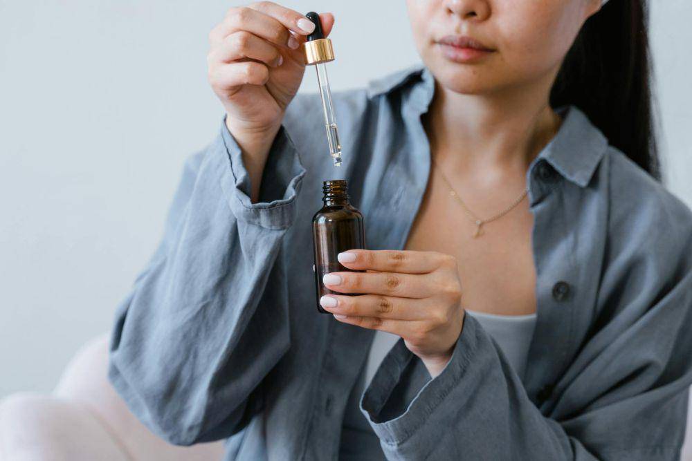 ilustrasi memakai retinoid (pexels.com/MART PRODUCTION)