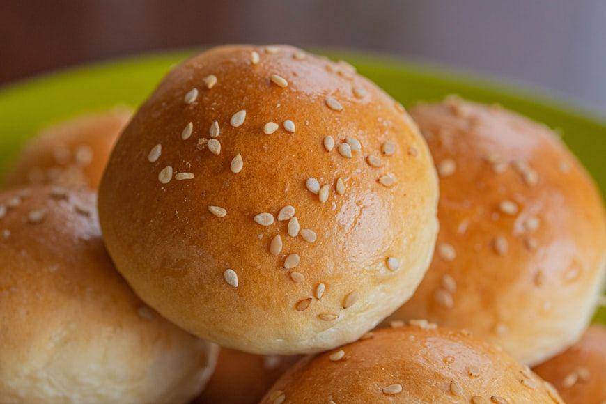 ilustrasi roti burger rumahan (unsplash.com/@carlevarino)