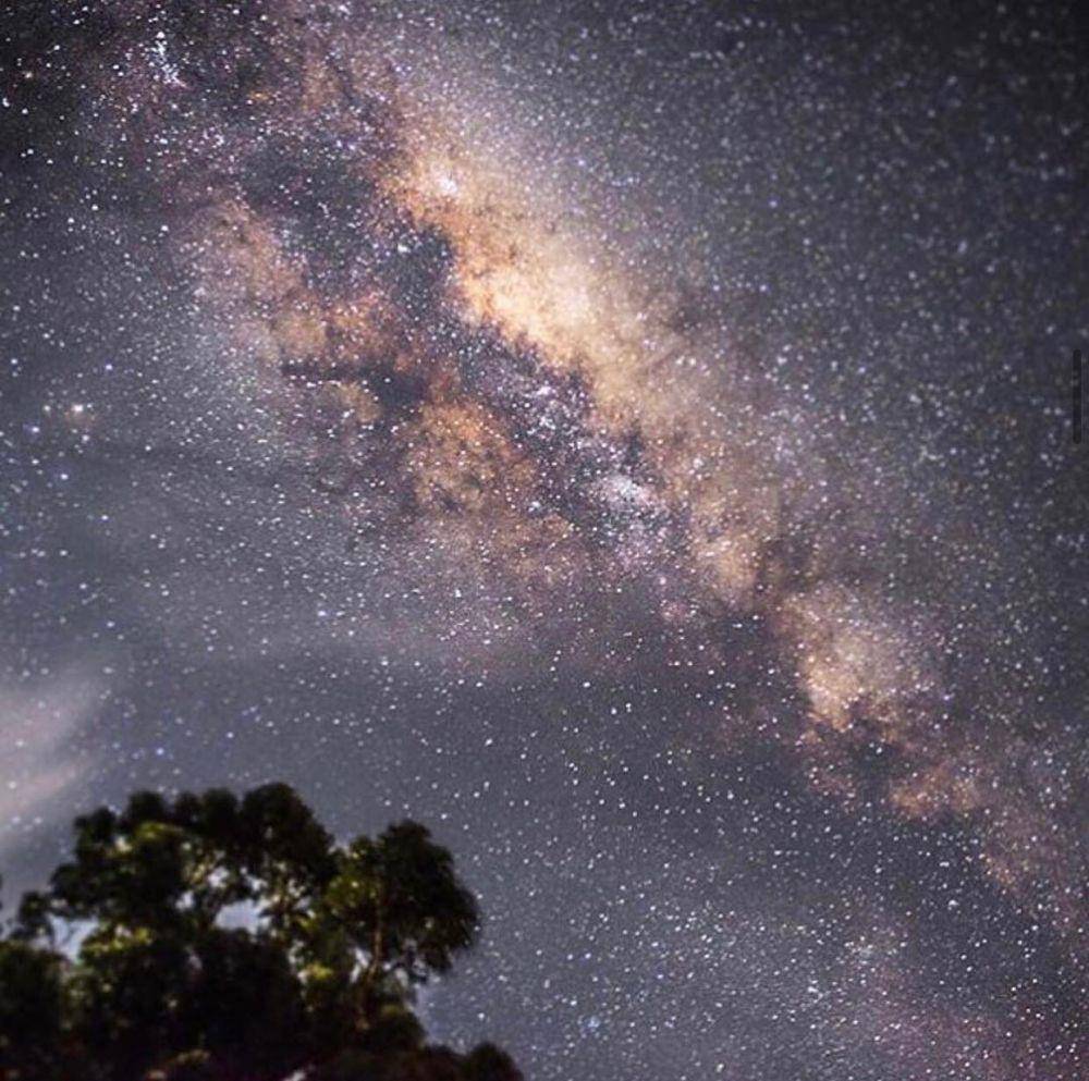 Potret pemandangan milky way di Satelitte Island (instagram.com/satelliteisland)