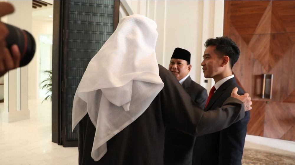 Prabowo Kenalkan Gibran ke Presiden MBZ: Yang Mulia, Ini Wapres Saya