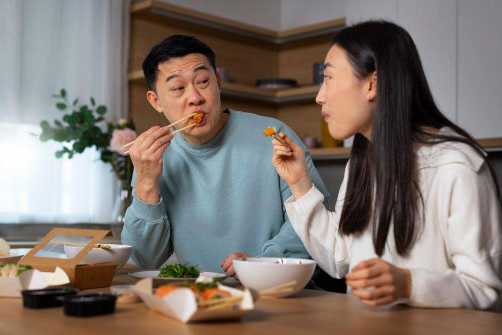 ilustrasi makan bersama (freepik.com/freepik)