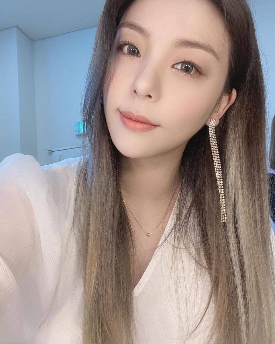 makeup natural ala Ailee (instagram.com/aileeonline)
