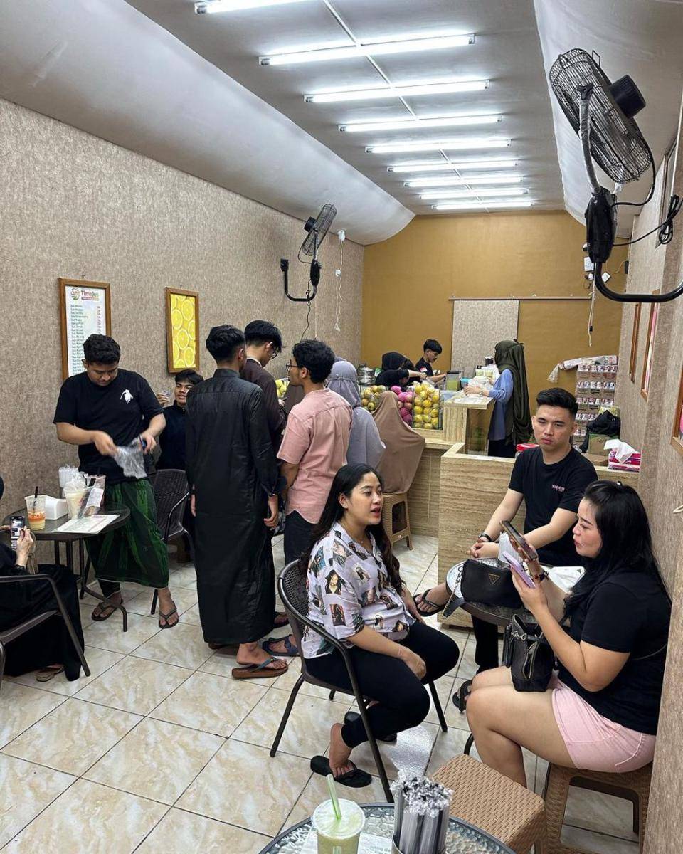 Kedai Time Jus Surabaya saat ramai dipadati pengunjung. Instagram/timejusampel
