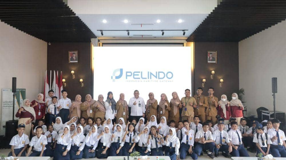 Pelindo Regional 4 menerima kunjungan siswa SMP Laniang Makassar untuk belajar tentang kepelabuhanan. (Dok. Pelindo Regional 4)