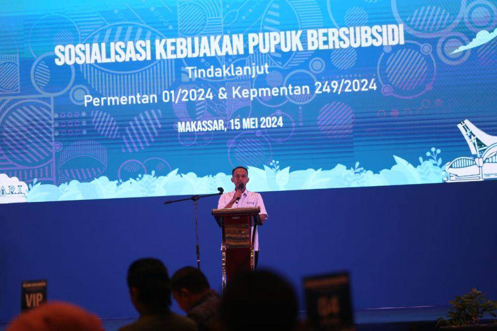 SVP Strategi Penjualan dan Pelayanan Pelanggan Pupuk Indonesia Deni Dwiguna sosialisasikan penambahan alokasi pupuk bersubsidi di tahun 2024, di Makassar, Rabu (15/5/2024). (Dok. Istimewa)