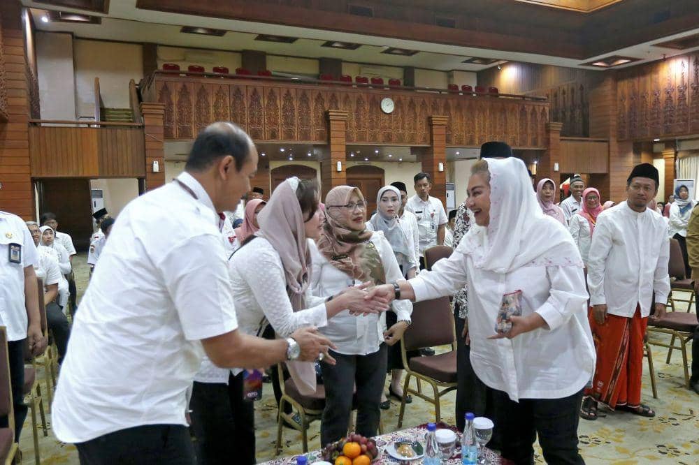 Wali Kota Semarang, Hevearita Gunaryanti Rahayu melepas keberangkatan 100 jemaah haji Aparatur Sipil Negara (ASN) ke tanah Suci Mekkah untuk melaksanakan Ibadah Haji 2024 di Ruang Lokakrida Gedung Moh Ihsan, Balai Kota Semarang, Rabu (15/3/2024). (dok. Pemkot Semarang)