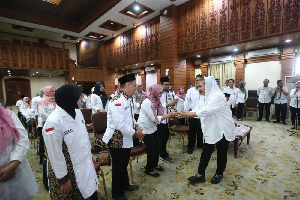 Wali Kota Semarang, Hevearita Gunaryanti Rahayu melepas keberangkatan 100 jemaah haji Aparatur Sipil Negara (ASN) ke tanah Suci Mekkah untuk melaksanakan Ibadah Haji 2024 di Ruang Lokakrida Gedung Moh Ihsan, Balai Kota Semarang, Rabu (15/3/2024). (dok. Pemkot Semarang)