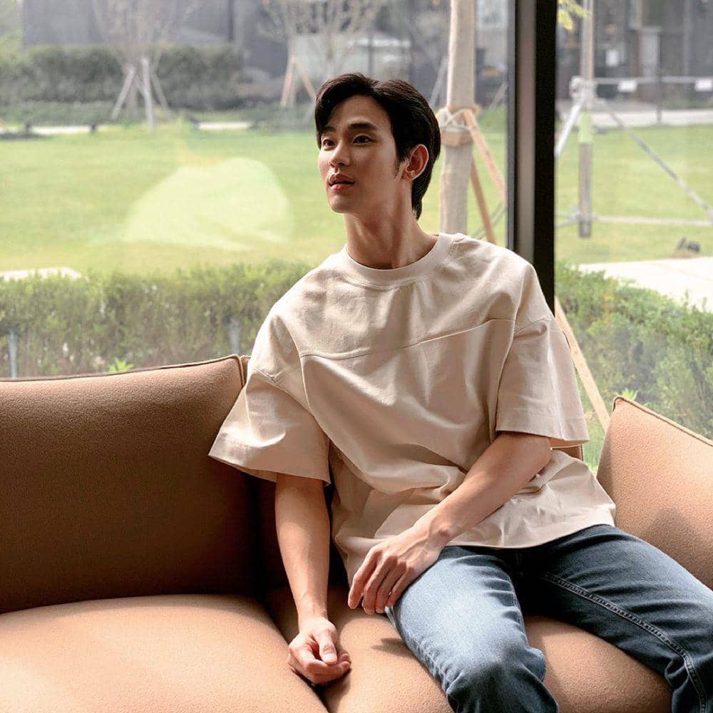 style casual Kim Soo Hyun dengan celana jeans (instagram.com/soohyun_k216)