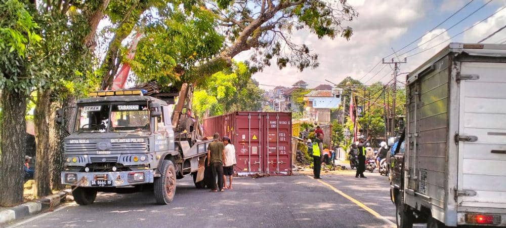 Laka lantas melibatkan truk dan pick up di Tabanan, Kamis (16/5/2024) (Dok.IDNTimes/Polres Tabanan)