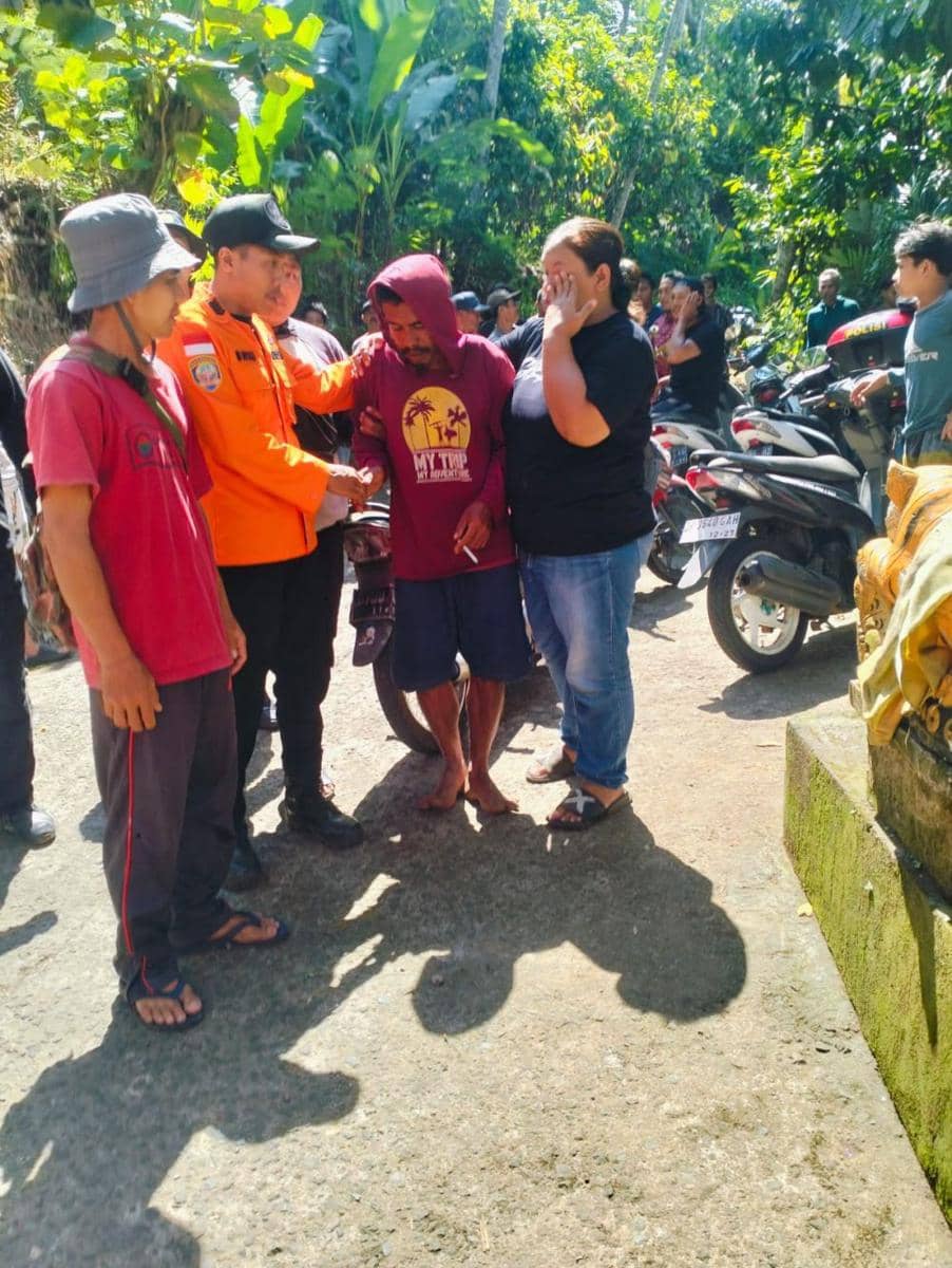Korban yang dilaporkan hilang, Tirtayasa (baju merah hodie) ditemukan dalam kondisi selamat (Dok.IDNTimes/BPBD Tabanan)