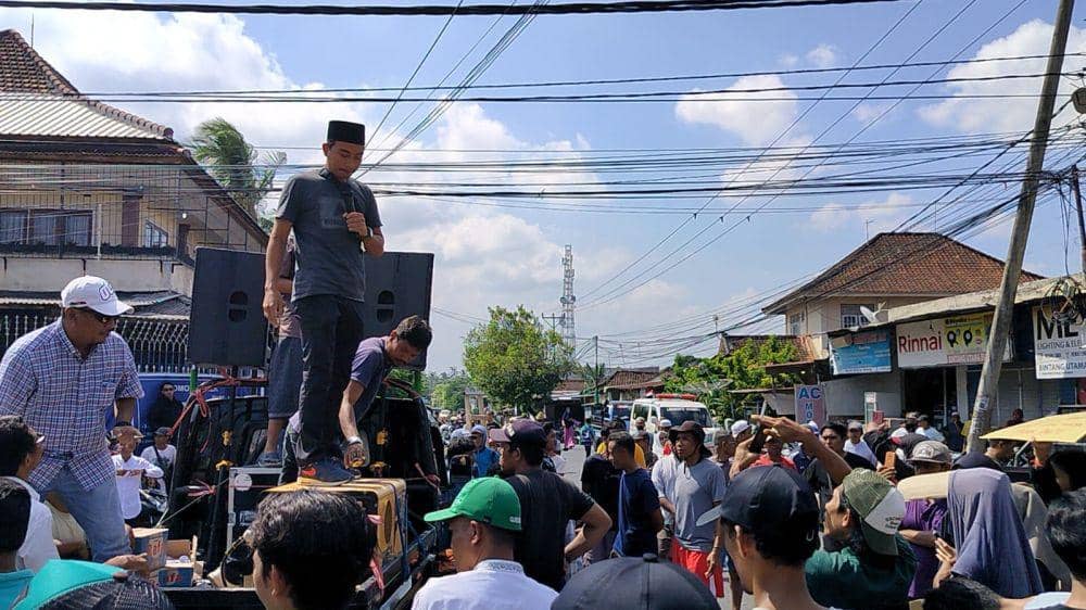 Warga Meninting memblokir jalan menuju Senggigi Lombok Barat. (dok. Istimewa)