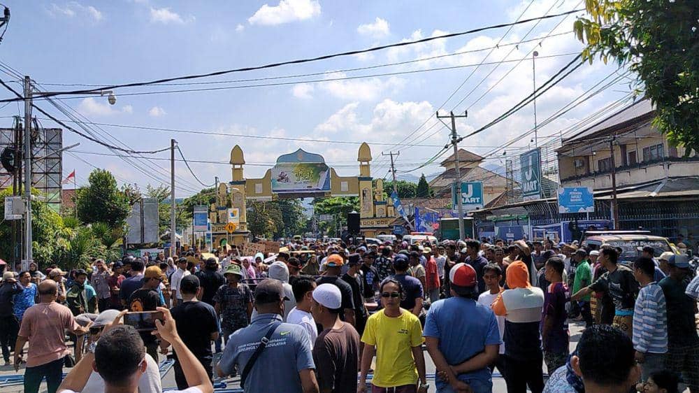 Warga Meninting blokir jalan menuju Senggigi Lombok Barat, Rabu (15/5/2024). (dok. Istimewa)