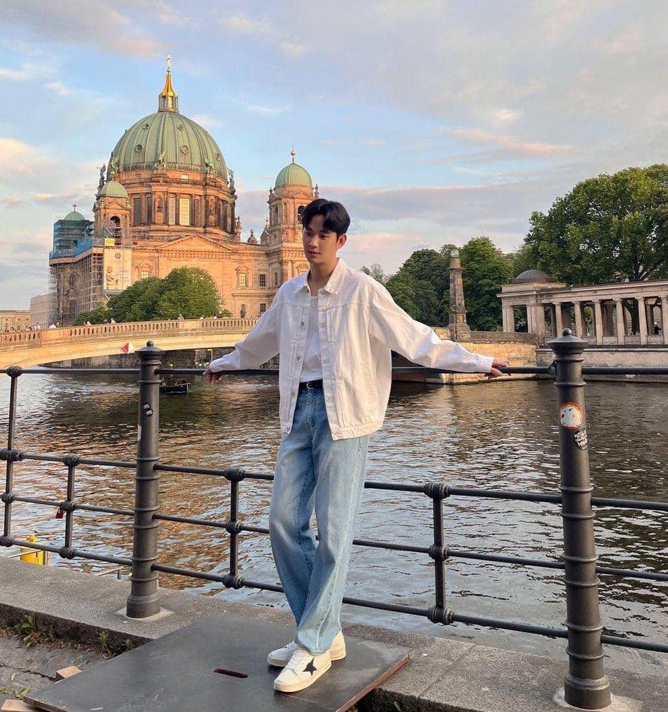 style casual Kim Soo Hyun dengan celana jeans (instagram.com/soohyun_k216)