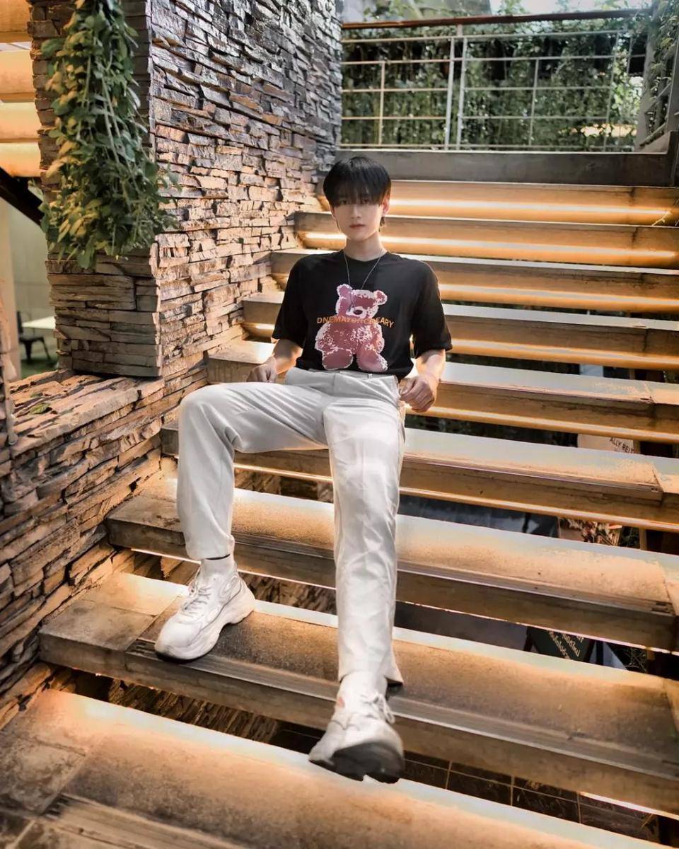 outfit kasual ala Pavel Naret (instagram.com/pavelphoom)