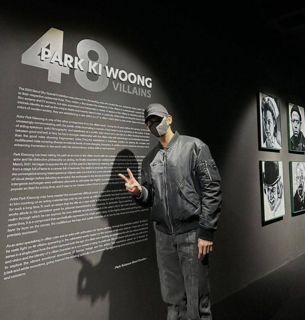 style casual Kim Soo Hyun dengan celana jeans (instagram.com/soohyun_k216)