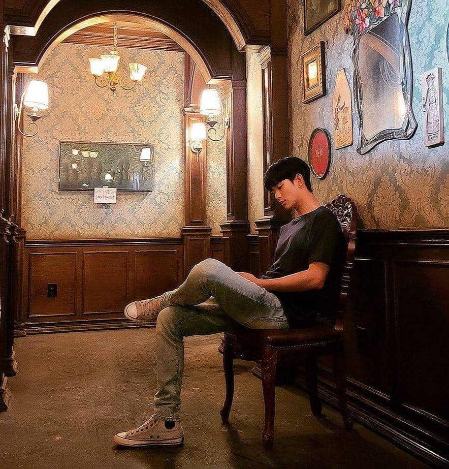 style casual Kim Soo Hyun dengan celana jeans (instagram.com/soohyun_k216)