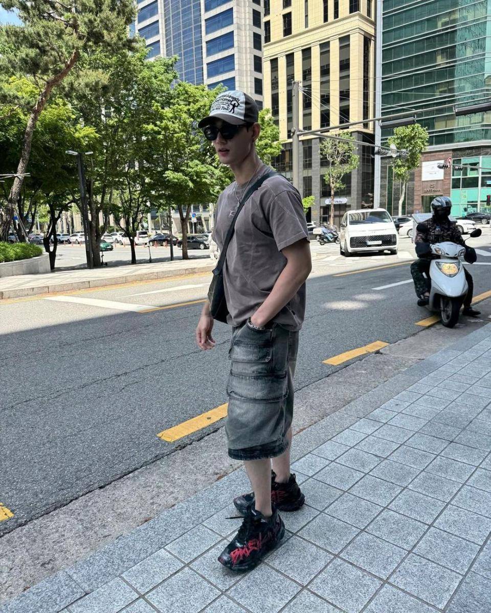 outfit kasual ala Pavel Naret (instagram.com/pavelphoom)