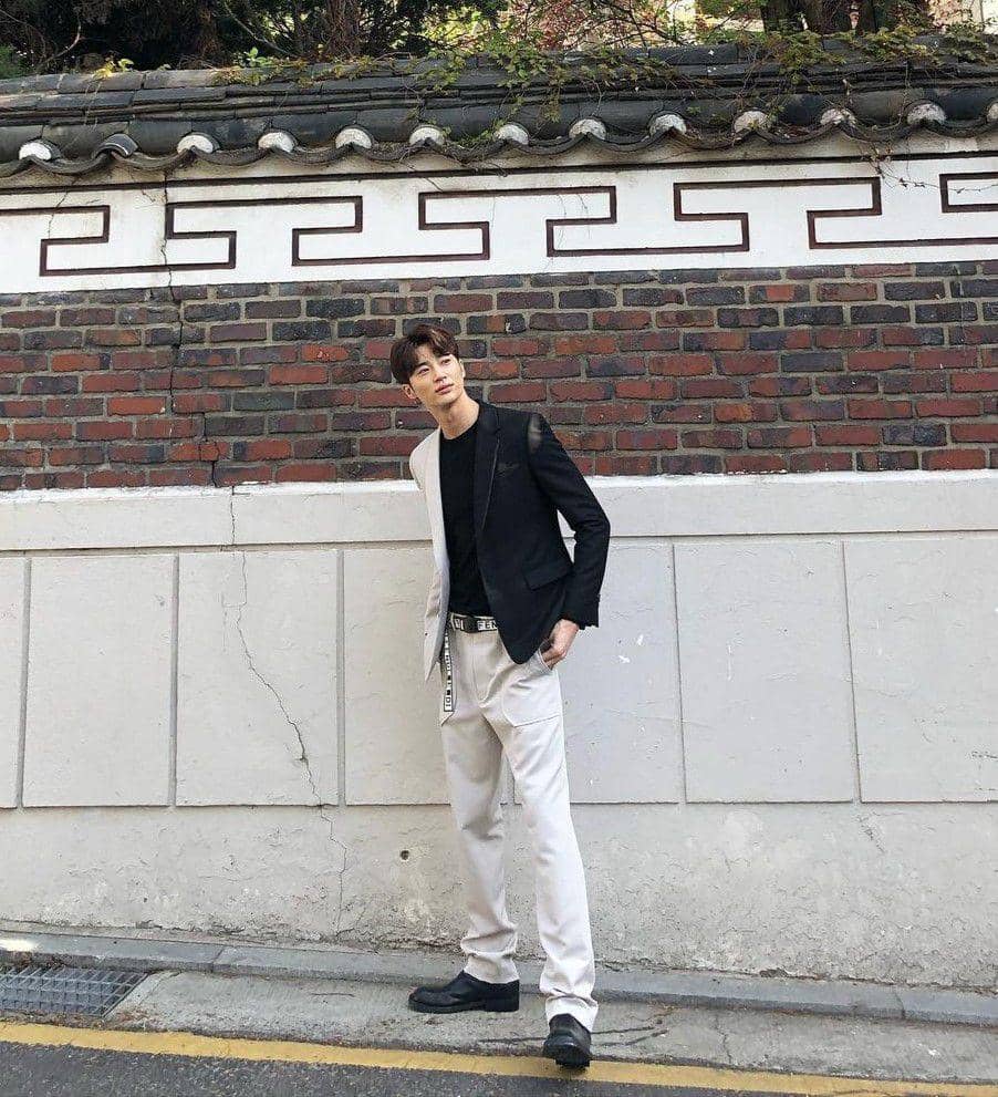 gaya smart casual Byeon Woo Seok (instagram.com/byeonwooseok)