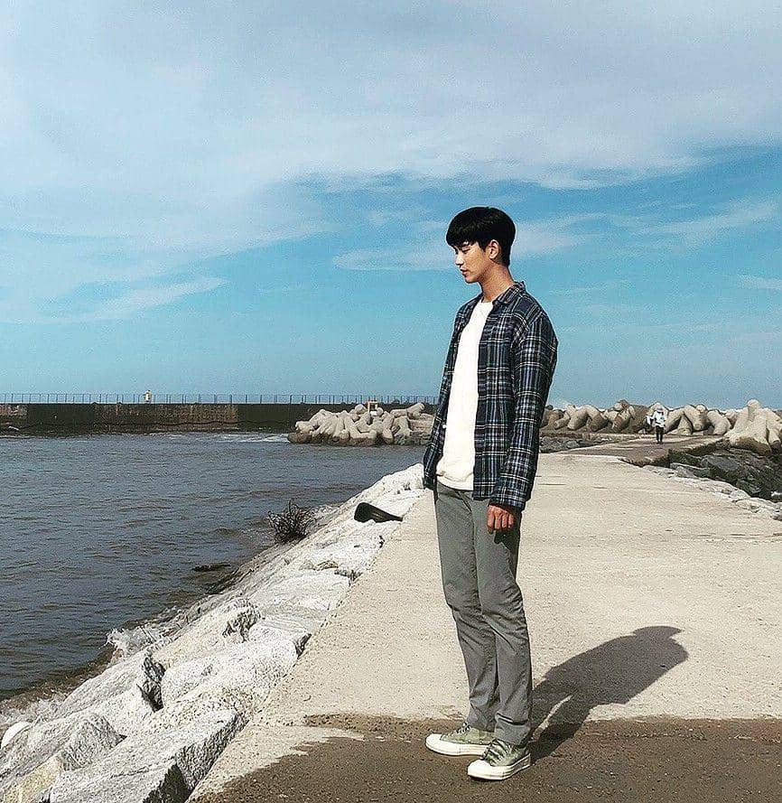 style casual Kim Soo Hyun dengan celana jeans (instagram.com/soohyun_k216)