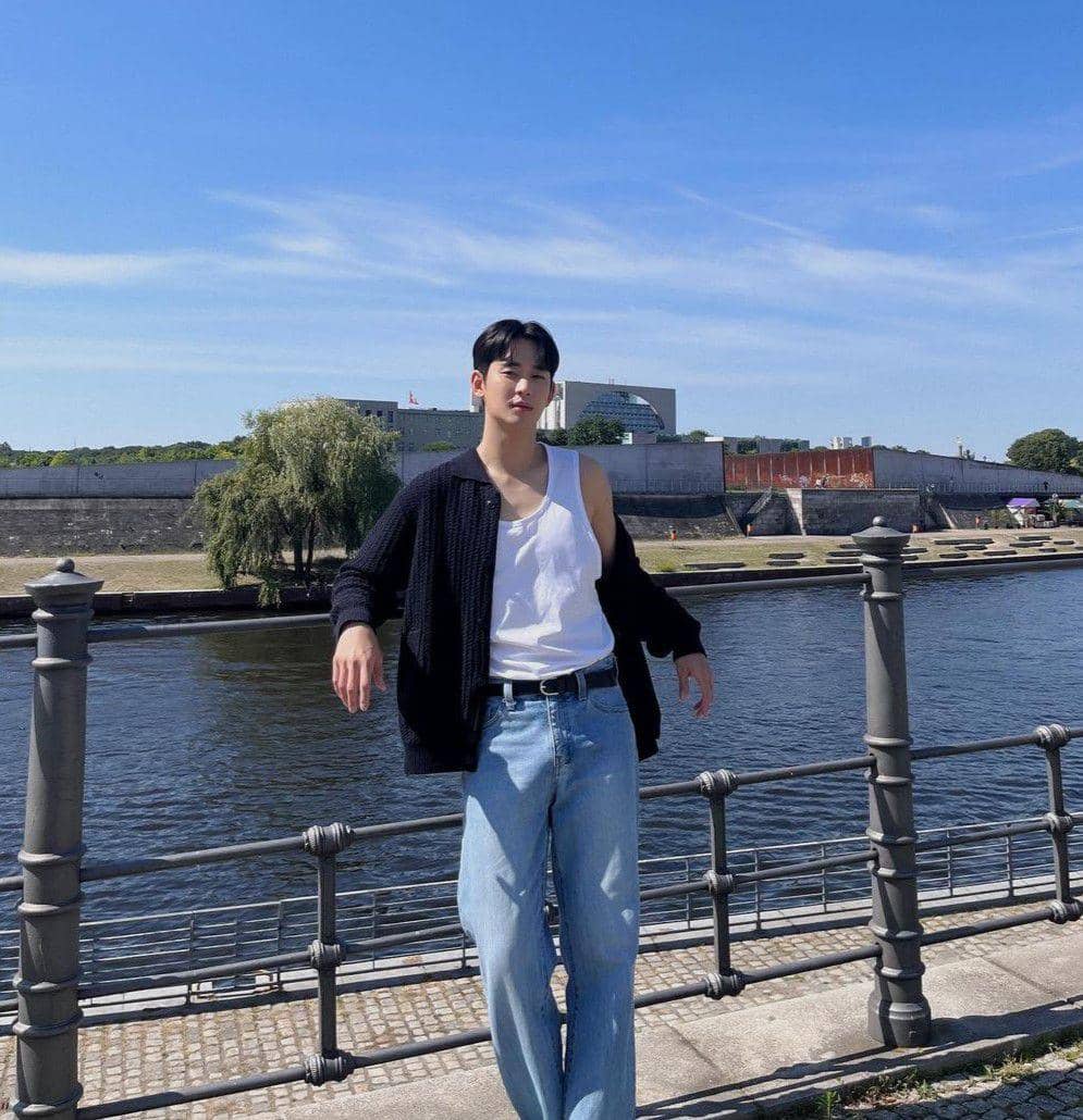 style casual Kim Soo Hyun dengan celana jeans (instagram.com/soohyun_k216)