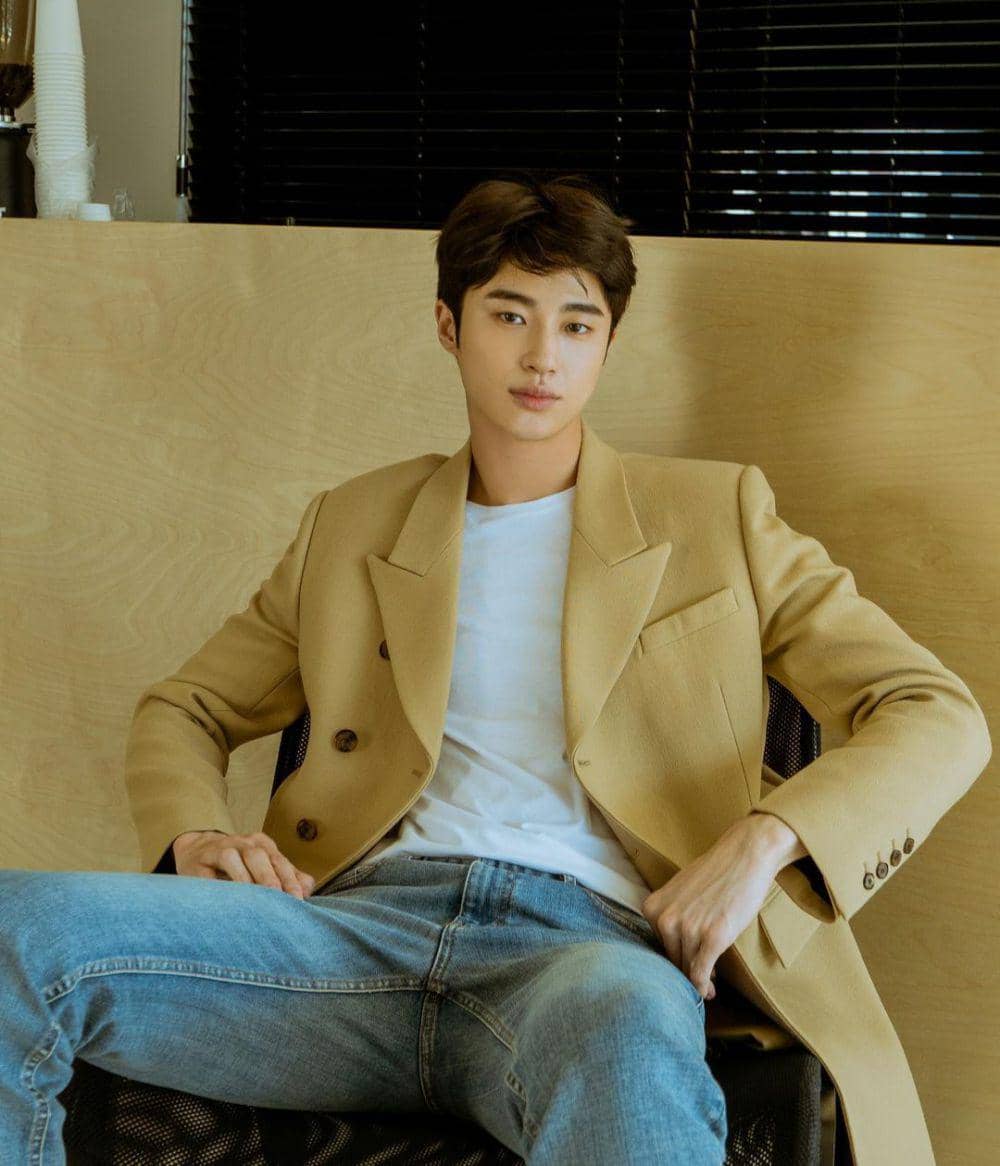 gaya smart casual Byeon Woo Seok (instagram.com/byeonwooseok)