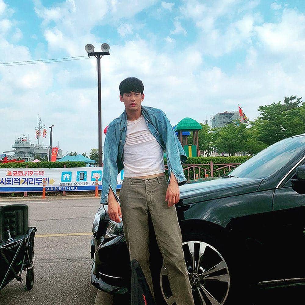style casual Kim Soo Hyun dengan celana jeans (instagram.com/soohyun_k216)