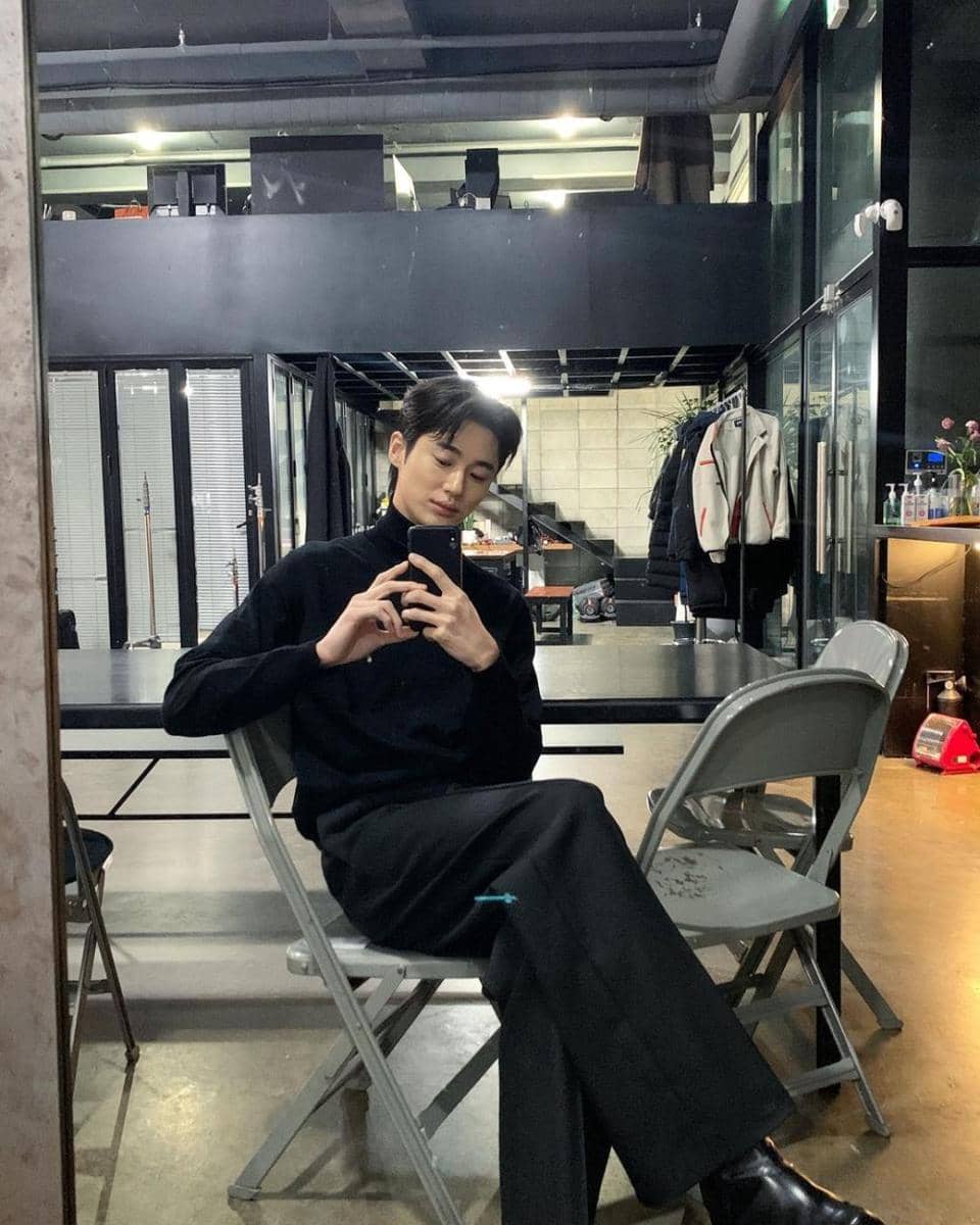 gaya smart casual Byeon Woo Seok (instagram.com/byeonwooseok)