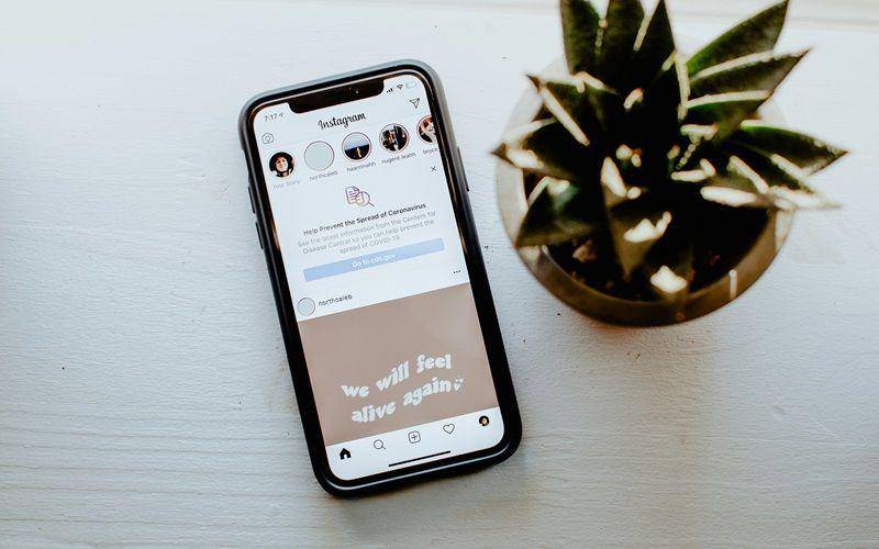 ilustrasi menggunakan layanan internet roaming (unsplash.com/Alex Bracken)