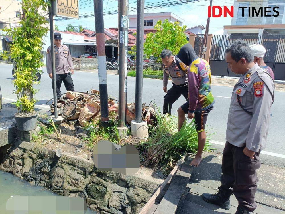 Potongan tubuh manusia di parit Dansen hebohkan warga Pontianak. (IDN Times/Polresta Pontianak).