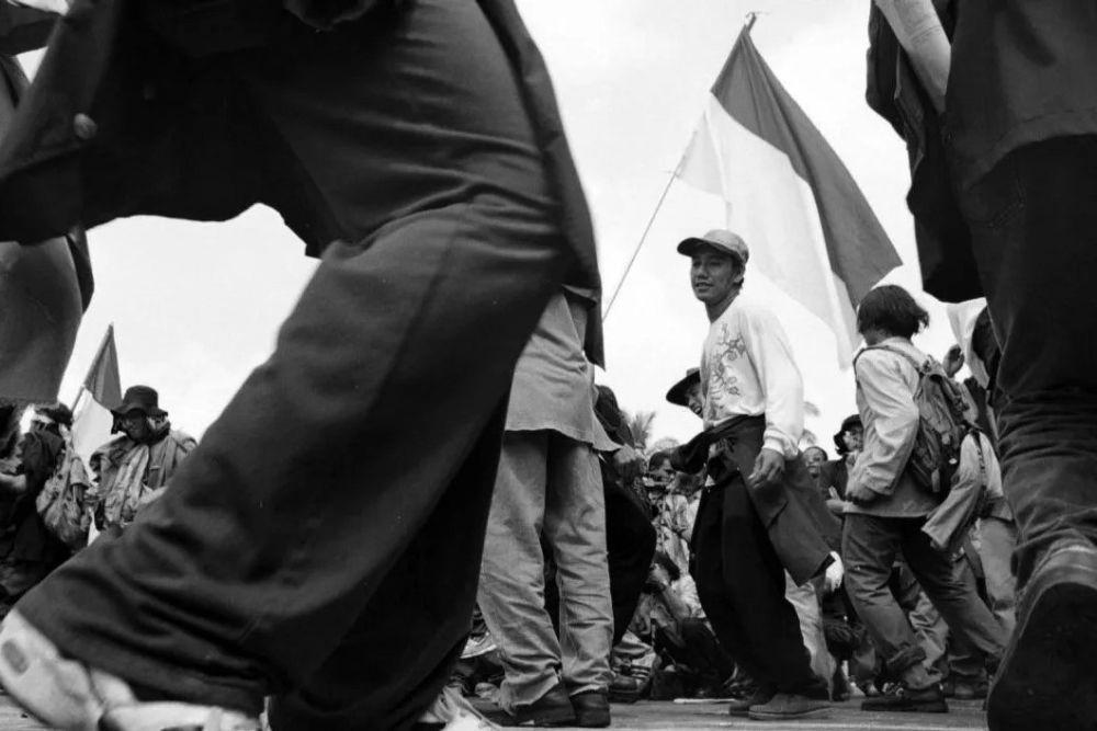 Sejumlah mahasiswa menari dan bergembira di halaman gedung MPR/DPR RI usai pengumuman pengunduran diri Presiden Soeharto di Jakarta, Kamis (21/5/1998). (ANTARA FOTO/Oscar Motuloh)