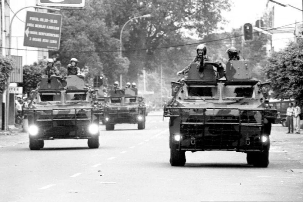Kendaraan lapis baja berpatroli di sekitar Jalan Sabang, Jakarta, Kamis (14/5/1998). (ANTARA FOTO/Saptono)