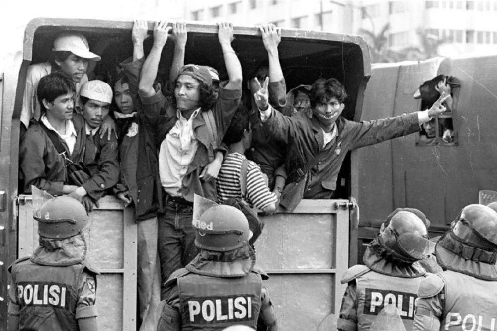 Sejumlah petugas mengangkut mahasiswa yang tergabung dalam Ikatan Mahasiswa Muhammadiyah Jakarta Timur yang berunjuk rasa ke gedung MPR RI, Jumat (8/5/1998). (ANTARA FOTO/Yunirsyah Sirin)