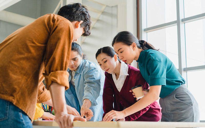 Ilustrasi tim digital marketing mengumpulkan data untuk mengenali tren 