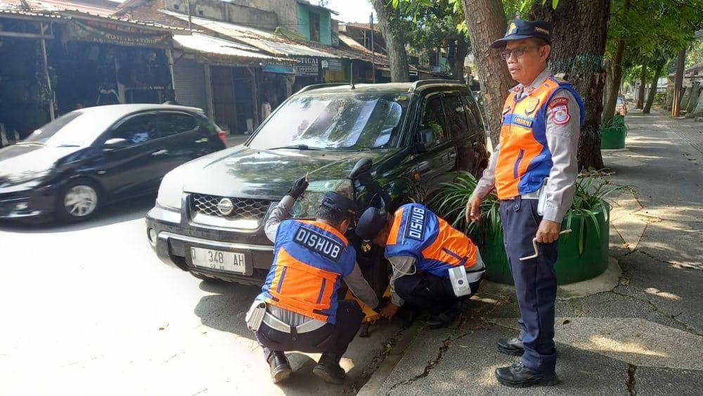 Parkir Liar Masih Marak di Cimahi, Gembok Tak Bikin Kapok?