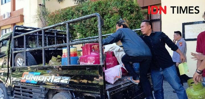 Foto mobil pick up dan BB puluhan tabung gas LPG yang diamankan (IDN Times/Juliadin)