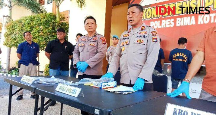 Foto Wakapolres Bima Kota, Kompol Herman saat konferensi pers (IDN Times/Juliadin)