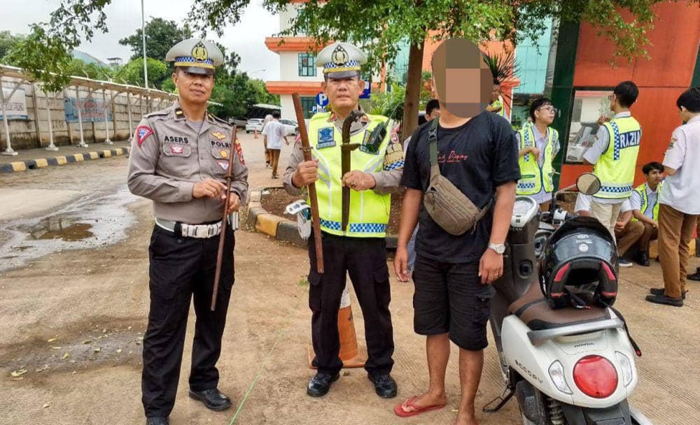 Bawa Samurai dan Golok, Pengendara Motor di Serang Diamankan Polisi