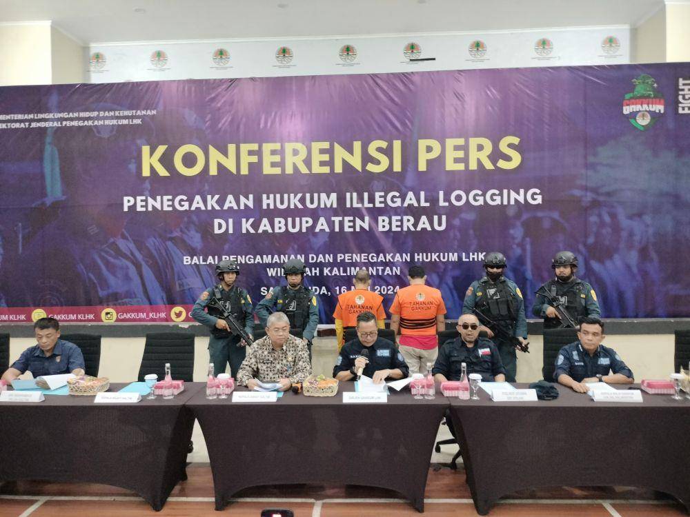 Penyidik Gakkum Kementerian Lingkungan Hidup dan Kehutanan (KLHK) menetapkan dua tersangka utama kayu ilegal inisial AK (59) dan MB (49) atas kasus ilegal logging dan praktik pencucian uang, Kamis (16/5/2024). Foto KLHK