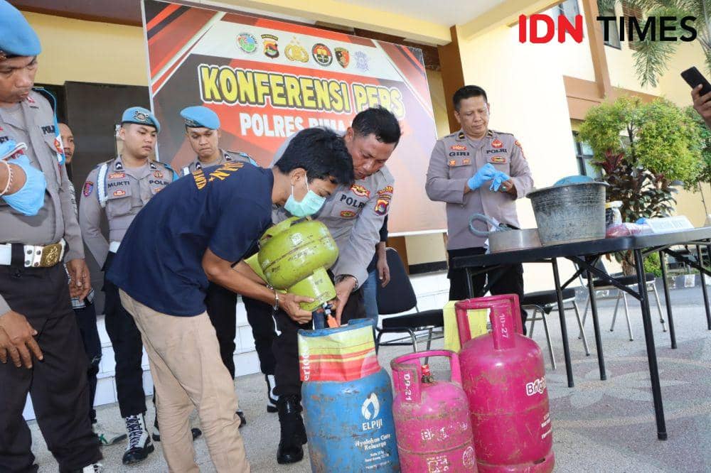 Warga Bima ini Ketahuan Oplos Gas Elpiji 3 Kg Pakai Tabung 12 Kg