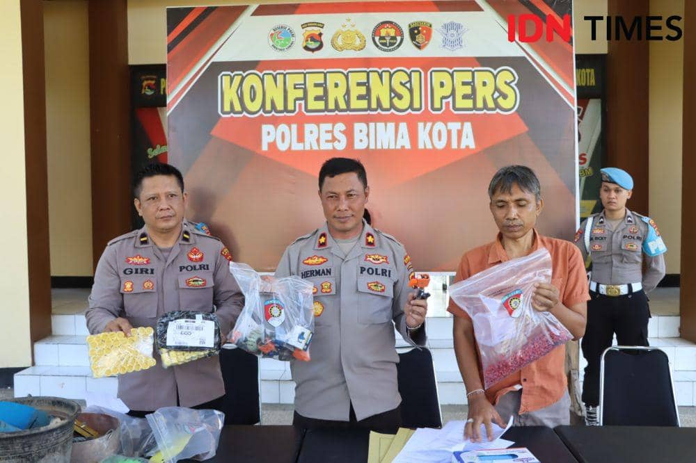 Foto Wakapolres Bima Kota, Kompol Herman (tengah) saat menunjukan barang bukti (IDN Times/Juliadin)