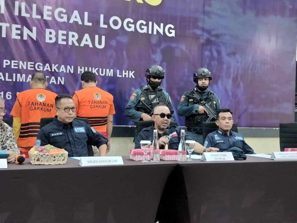 Penyidik Gakkum Kementerian Lingkungan Hidup dan Kehutanan (KLHK) menetapkan dua tersangka utama kayu ilegal inisial AK (59) dan MB (49) atas kasus ilegal logging dan praktik pencucian uang, Kamis (16/5/2024). Foto KLHK