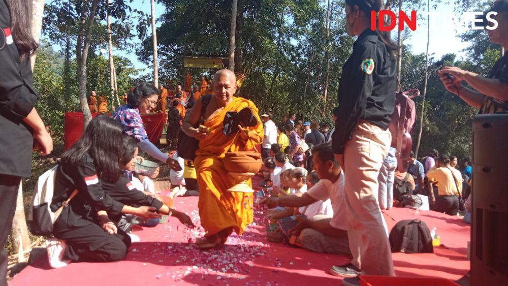 Cucu Gatot Subroto Sambut Bhikkhu Thudong di Bukit Kassapa Semarang