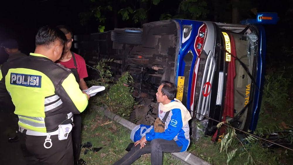 Bus Sugeng Rahuyu jurusan Surabaya-Purwokerto terguling di Jalan Raya Ngawi, tepatnya di Desa Bangunrejo Kidul, Kecamatan Kedunggalar, Kabupaten Ngawi. IDN Times/ Riyanto