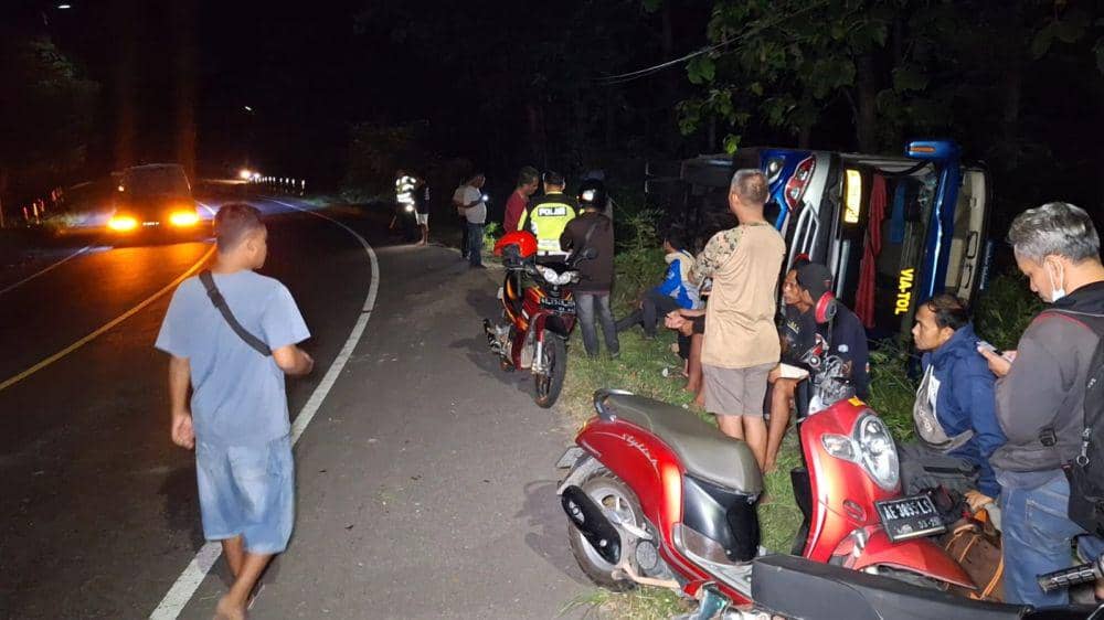 Bus Sugeng Rahuyu jurusan Surabaya-Purwokerto terguling di Jalan Raya Ngawi, tepatnya di Desa Bangunrejo Kidul, Kecamatan Kedunggalar, Kabupaten Ngawi. IDN Times/ Riyanto