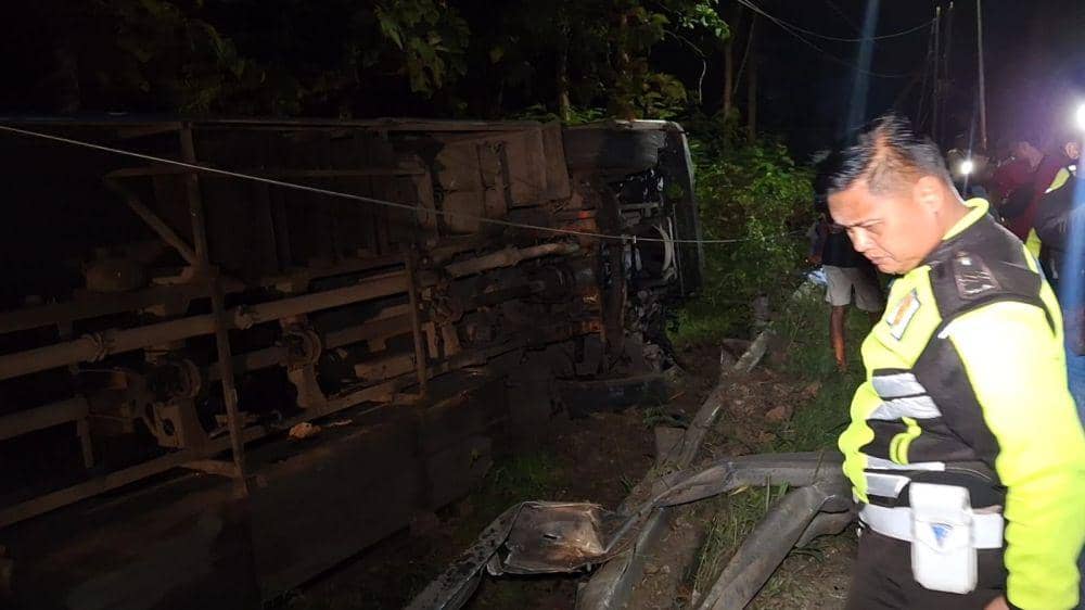 Bus Sugeng Rahuyu jurusan Surabaya-Purwokerto terguling di Jalan Raya Ngawi, tepatnya di Desa Bangunrejo Kidul, Kecamatan Kedunggalar, Kabupaten Ngawi. IDN Times/ Riyanto