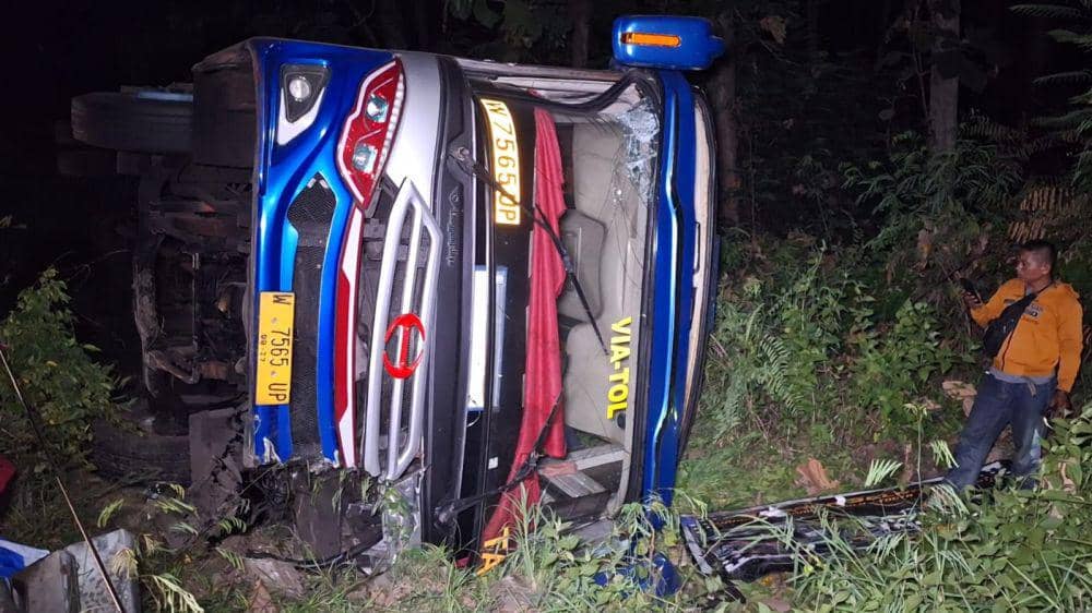 Hindari Truk di Tikungan, Bus Sugeng Rahuyu Terguling di Ngawi
