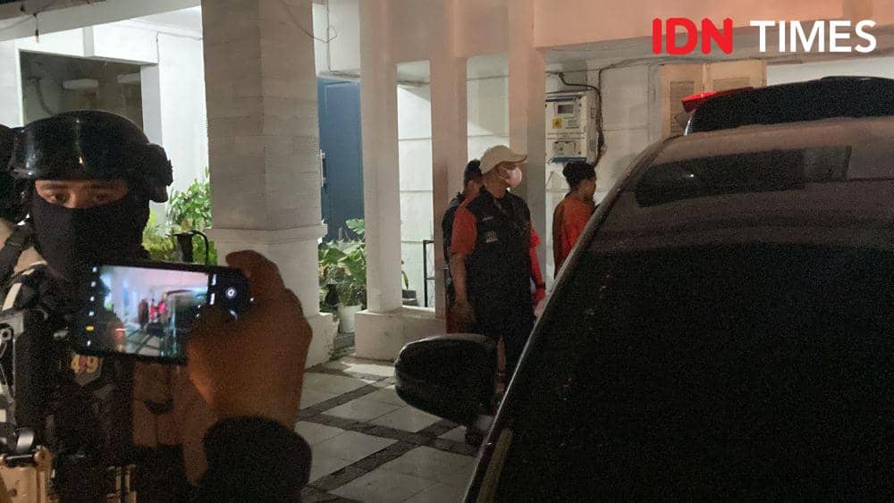 6 Jam Geledah Rumah Adik SYL di Makassar, KPK Bawa Dua Koper