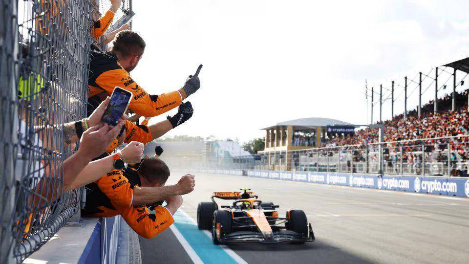 Kru McLaren berselebrasi saat Lando Norris memenangkan main race GP Miami 2024. (formula1.com)