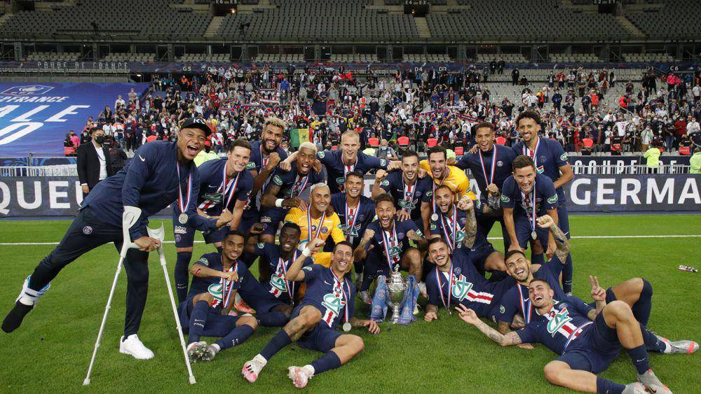 Kylian Mbappe dan para pemain PSG berselebrasi setelah memenangi Coupe de France. (psg.fr)